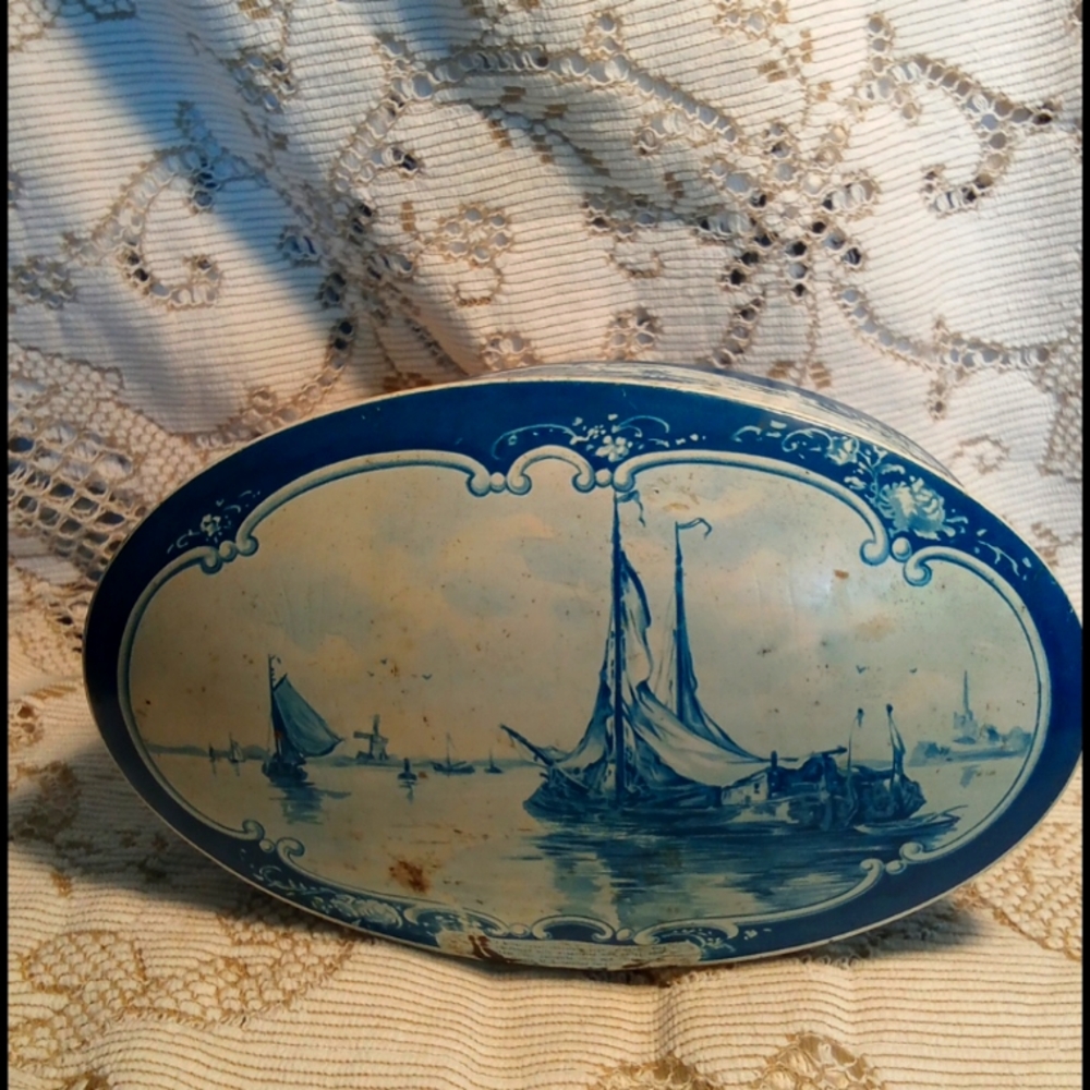 Beautiful Vintage Droste chocolate French Country tin